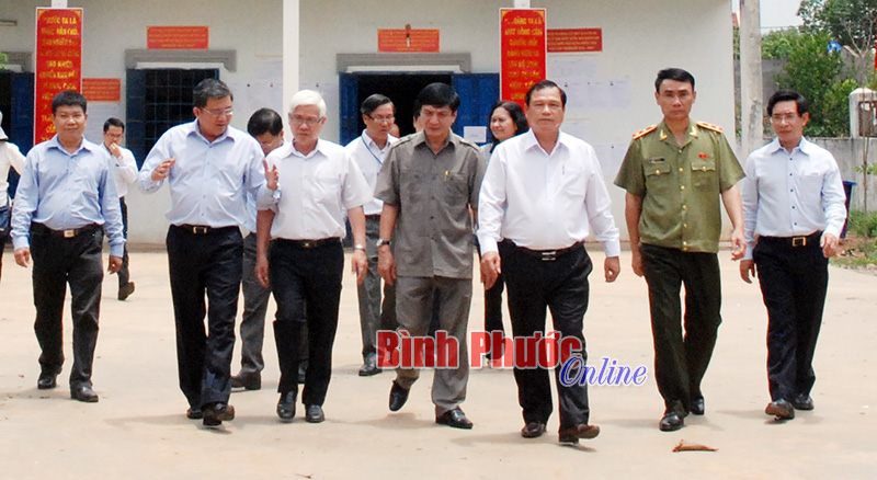 Đo&agrave;n đi thực tế kiểm tra c&ocirc;ng t&aacute;c bầu cử ở khu phố T&acirc;n Li&ecirc;n, thị trấn T&acirc;n Ph&uacute;