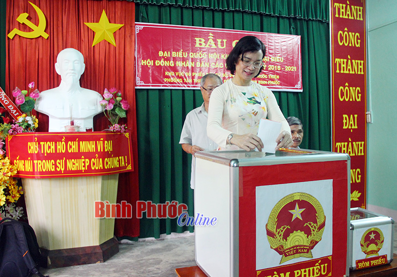 Trưởng ban Tuyên giáo Tỉnh ủy Trần Tuyết Minh thực hiện quyền công dân tại tổ bầu cử số 4, khu phố Phước Thiện, phường Tân Thiện (TX. Đồng Xoài)