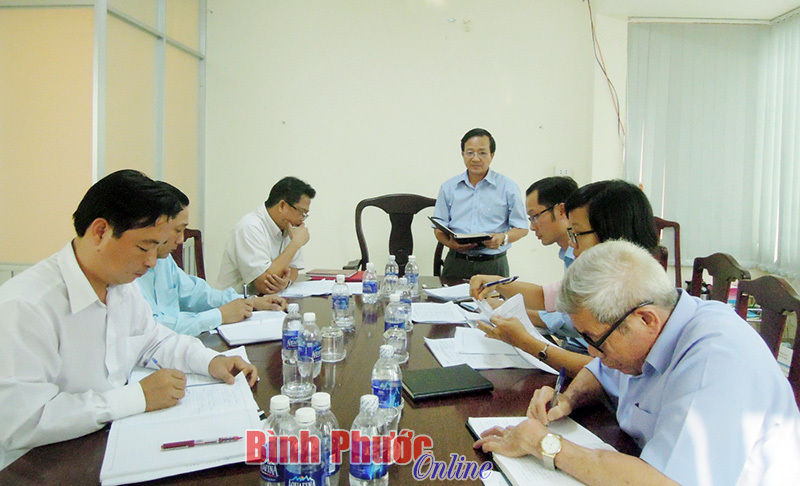 &Ocirc;ng Nguyễn Quang Toản ph&aacute;t biểu tại buổi l&agrave;m việc với Ủy ban bầu cử huyện Ph&uacute; Riềng