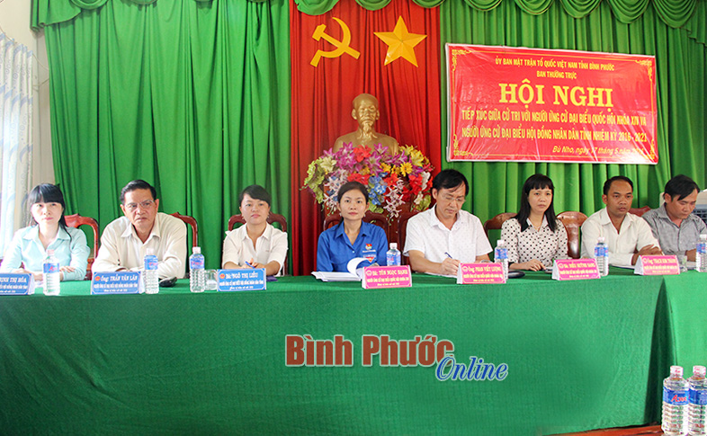 C&aacute;c ứng cử vi&ecirc;n đại biểu Quốc hội v&agrave; HĐND tỉnh trong buổi tiếp x&uacute;c với cử tri huyện Ph&uacute; Riềng