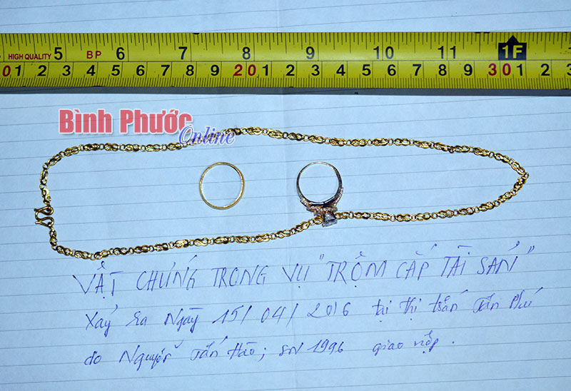 Nguyễn Tấn H&agrave;o v&agrave; số vật chứng giao nộp tại cơ quan c&ocirc;ng an 