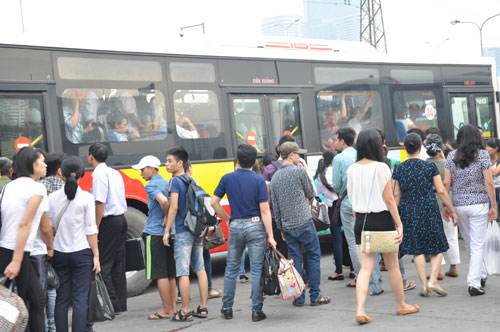 Các xe buýt đông hơn ngày thường, tuy nhiên chưa phải là cao điểm của đợt nghỉ lễ này