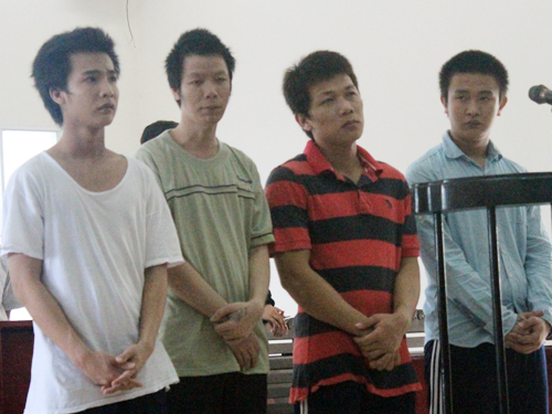 Giảm &aacute;n cho 4 bị c&aacute;o c&acirc;m điếc