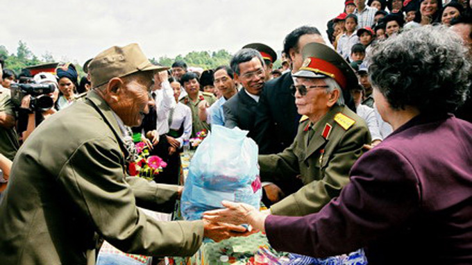 Ông Lò Văn Bóng, dân tộc Thái - nguyên liên lạc viên của Đại tướng trong chiến dịch Điện Biên Phủ năm 1954, đại diện nhân dân Mường Phăng tặng quà Đại tướng và phu nhân nhân dịp ông trở về thăm chiến trường xưa tháng 4-2004