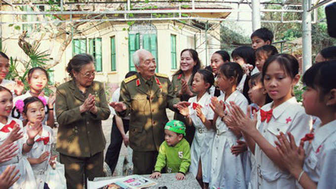 Nghệ sĩ nhân dân Tường Vi với các cháu thiếu nhi Hà Nội chúc mừng Đại tướng Võ Nguyên Giáp 95 tuổi tại nhà riêng của ông