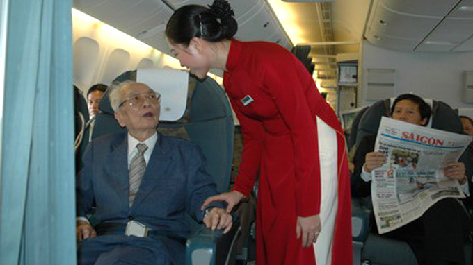 Đại tướng trong một lần trên máy bay của Vietnam Airlines đi thăm TP.HCM tháng 5-2005
