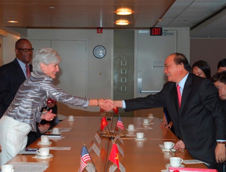 Ph&oacute; Thủ tướng Nguyễn Xu&acirc;n Ph&uacute;c trao đổi với Bộ trưởng Y tế Hoa Kỳ Kathleen Sebelius