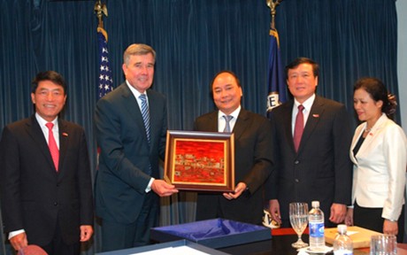 Ph&oacute; Thủ tướng Nguyễn Xu&acirc;n Ph&uacute;c v&agrave; Gi&aacute;m đốc Văn ph&ograve;ng Điều phối ch&iacute;nh s&aacute;ch ma tu&yacute; li&ecirc;n bang