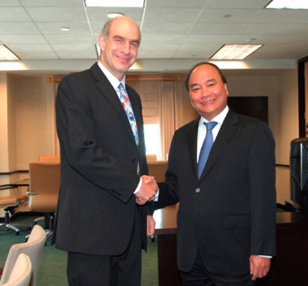 Ph&oacute; Thủ tướng Nguyễn Xu&acirc;n Ph&uacute;c v&agrave; Gi&aacute;m đốc USAID Rajiv Shah