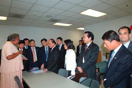 Ph&oacute; Thủ tướng trao đổi với chuy&ecirc;n vi&ecirc;n của Trung t&acirc;m Điều trị nghiện ma t&uacute;y &ldquo;&Aacute;nh s&aacute;ng Harbor