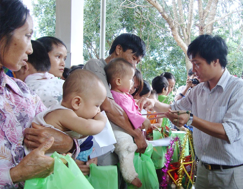 Tặng quà trung thu cho trẻ em khuyết tật tại bệnh viện y học cổ truyền