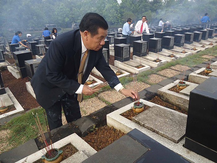 B&iacute; thư tỉnh ủy Nguyễn Tấn Hưng thắp hương l&ecirc;n mộ phần c&aacute;c liệt sĩ