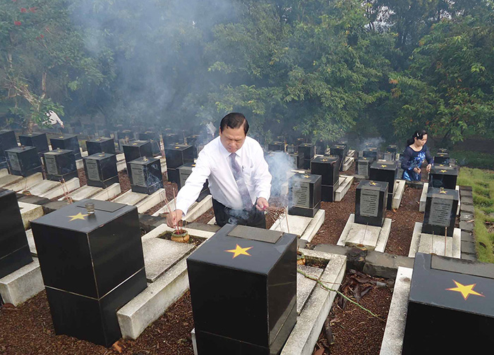 Chủ tịch UBND tỉnh Nguyễn Văn Trăm thắp hương l&ecirc;n phần mộ c&aacute;c liệt sĩ