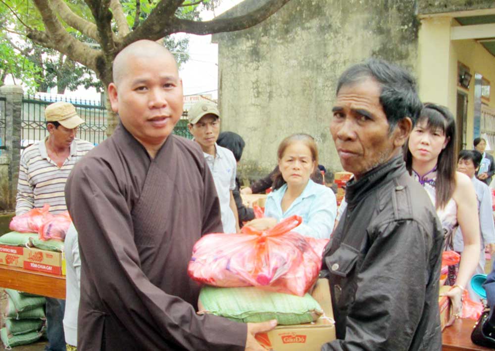 100 phần quà tặng đồng bào DTTS nghèo