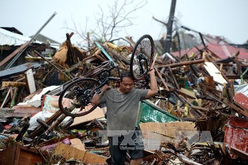 Những người sống sót tìm cách thu nhặt những đồ đạc có ích trong đống đổ nát