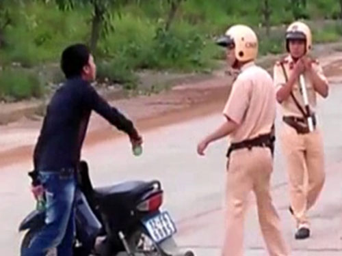 Cảnh s&aacute;t được nổ s&uacute;ng trấn &aacute;p người chống đối