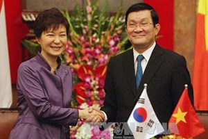 Chủ tịch nước Trương Tấn Sang v&agrave; Tổng thống H&agrave;n Quốc Park Geun Hye trong chuyến thăm Việt Nam của b&agrave; Park th&aacute;ng 9/2013. Ảnh: Nguyễn Khang &ndash; TTXVN