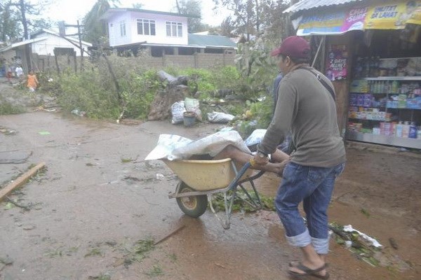 Tại Coron, nhà chức trách nói nhìn thấy khoảng hơn 100 xác người trên phố