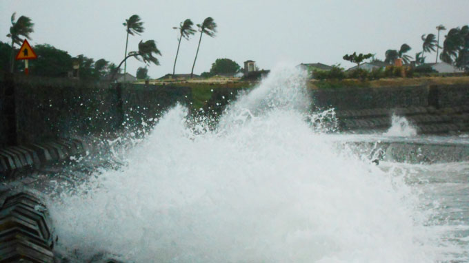 Gió bão tạo nên những con sóng cao từ 5-7m liên tục đánh vào bờ