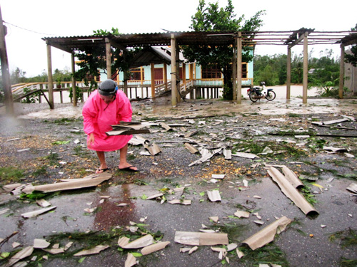 Quảng Bình hoang tàn, đổ nát sau bão 17