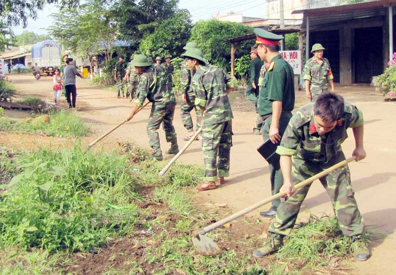 Bộ đội Cụ Hồ chung sức xây dựng nông thôn mới