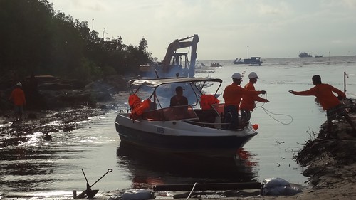 C&ocirc;ng nh&acirc;n triển khai thực hiện việc thi c&ocirc;ng tuyến c&aacute;p điện ngầm