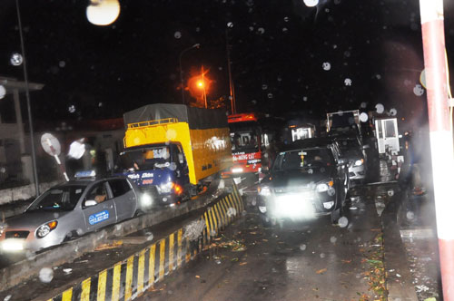 Quảng Ninh: Cây đổ ngổn ngang, mất điện toàn thành phố