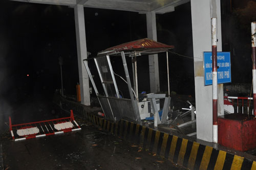 Quảng Ninh: Cây đổ ngổn ngang, mất điện toàn thành phố