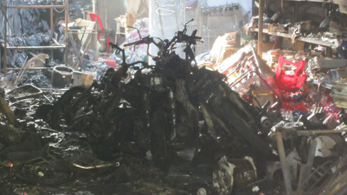 Khám nghiệm hiện trường vụ cháy cửa hàng tạp hóa làm 4 người chết 3
