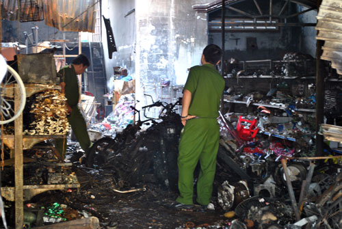 Khám nghiệm hiện trường vụ cháy cửa hàng tạp hóa làm 4 người chết 6