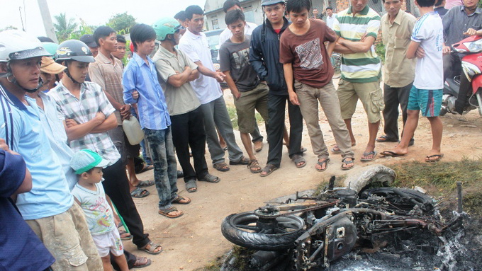 Chiếc xe máy của công an Tánh Linh bị người dân đốt cháy rụi