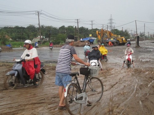 Người Sài Gòn nhanh nhạy 'mở' dịch vụ... ăn theo nước ngập