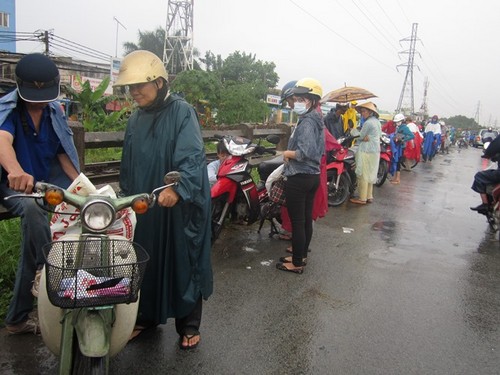 Xe chết máy kéo thành hàng dài nối tiếp nhau