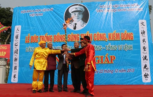 Ngọn lửa được các đại biểu chuyển cho các nghệ nhân đúc đồng