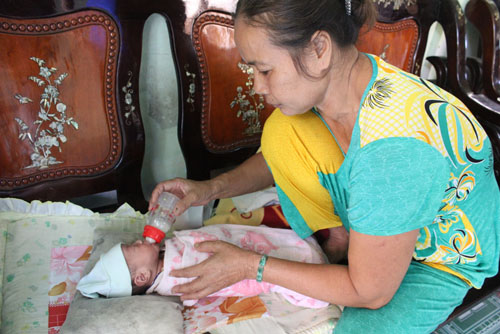 Bé gái sơ sinh đã bú sữa bình liên tục sau khi được cứu sống