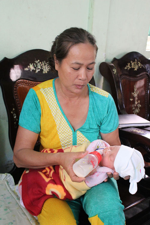 Bà Đỗ Thị Công, người đưa bé gái đi bệnh viện và đang nhận nuôi đứa trẻ
