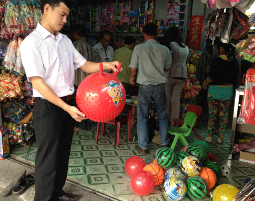 Bó tay với hàng Trung Quốc nhiễm độc