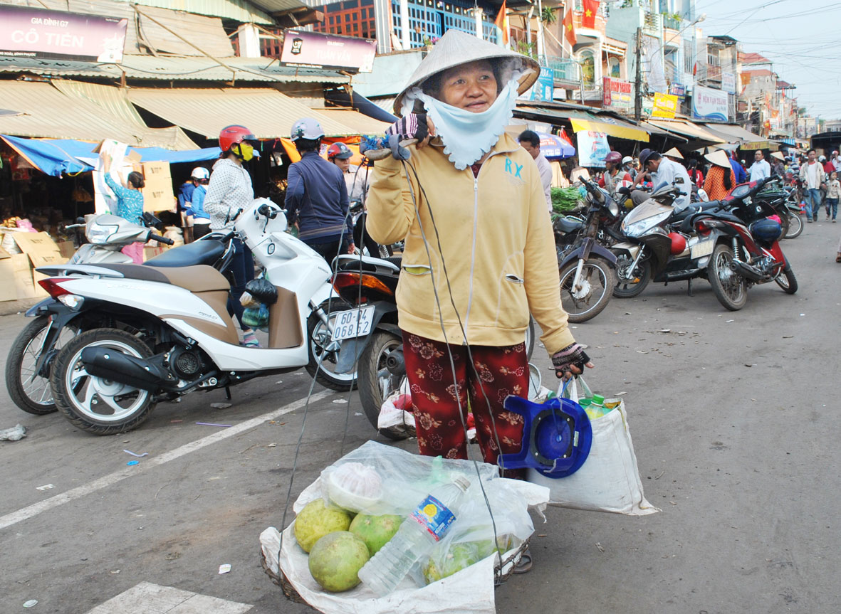 Bài 2: Nét quê trong chợ phố