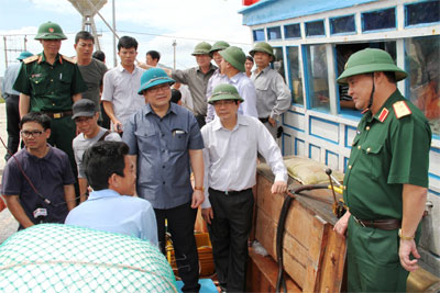 Phó thủ tướng Hoàng Trung Hải và Đoàn công tác kiểm tra các khu vực neo đậu tàu, thuyền tránh bão.