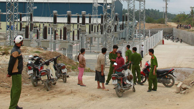 Công an huyện Ninh Sơn đến bảo vệ hiện trường, không cho người dân vào nhà máy thủy điện Sông Pha 1