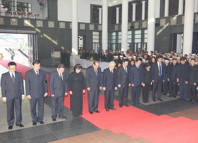 Đoàn đại biểu Ban Chấp hành Trung ương Đảng do Tổng Bí thư Nguyễn Phú Trọng dẫn đầu viếng đồng chí Thượng tướng Trần Văn Quang