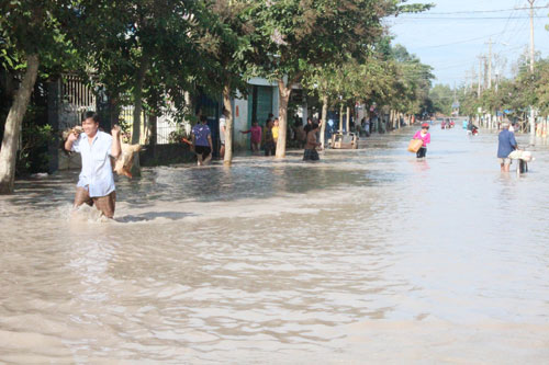 Người dân thị trấn Mỹ Phước di dời tài sản đến nơi an toàn