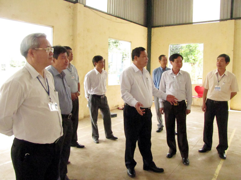 Chủ tịch UBND tỉnh Nguyễn Văn Trăm (đứng giữa) và các thành viên trong đoàn kiểm tra tham quan nhà tập đa năng của xã Tân Lập