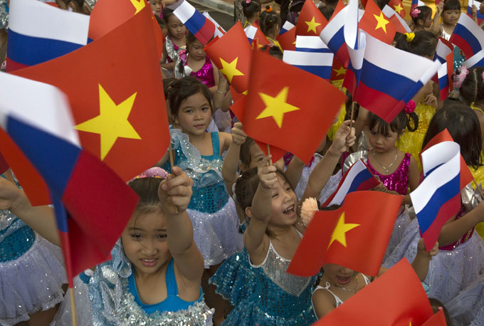 Thiếu nhi cầm cờ hai nước Việt - Nga chào đón Tổng thống Putin sang thăm hữu nghị chính thức Việt Nam