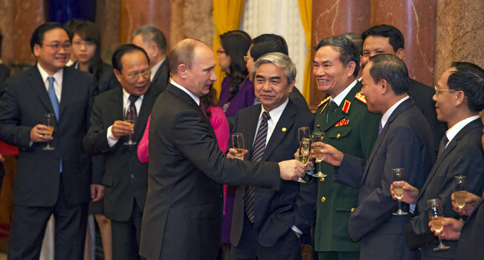 Tổng thống Nga Putin cụng ly chức mừng với các thành viên Chính phủ Việt Nam sau lễ ký kết văn kiện hợp tác nâng tầm quan hệ đối tác chiến lược toàn diện giữa hai nước