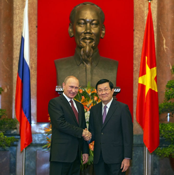 Chủ tịch nước Trương Tấn Sang và Tổng thống Nga Putin bắt tay tại lễ đón chính thức tại Phủ chủ tịch