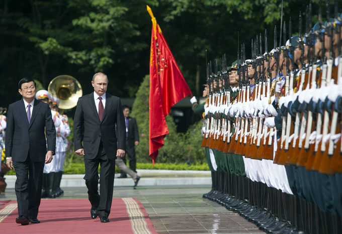 Chủ tịch nước Trương Tấn Sang và Tổng thống Nga Putin duyệt đội danh dự tại lễ đón chính thức tại Phủ chủ tịch