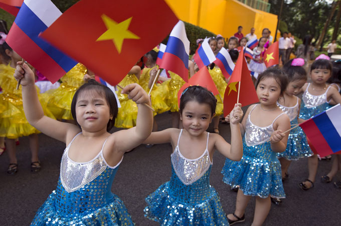 Các em thiếu nhi cầm cờ 2 nước Việt - Nga chào đón Tổng thống Nga Putin sang thăm hữu nghị chính thức tại Việt Nam