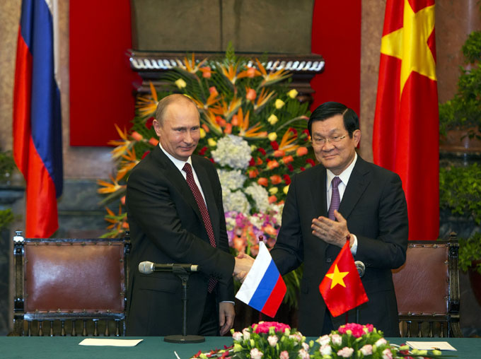 Chủ tịch nước Trương Tấn Sang bắt tay Tổng thống Nga Putin sau buổi họp báo tại Phủ chủ tịch
