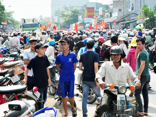 Dân tập trung phản đối tận thu cát, QL1 tắc nghẽn